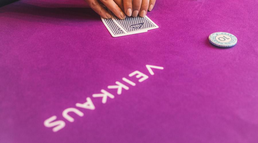 Veikkauksen pokeripöytä.