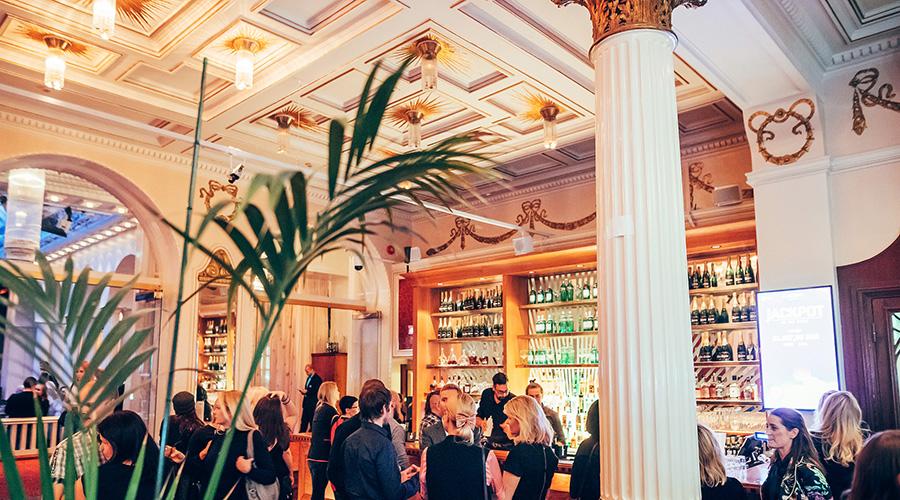 Ihmisiä Casino Helsingin historiallisessa Fennia Salongissa.