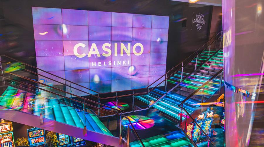 Casino Helsingin jättinäyttö ja värikkäät valoportaat.
