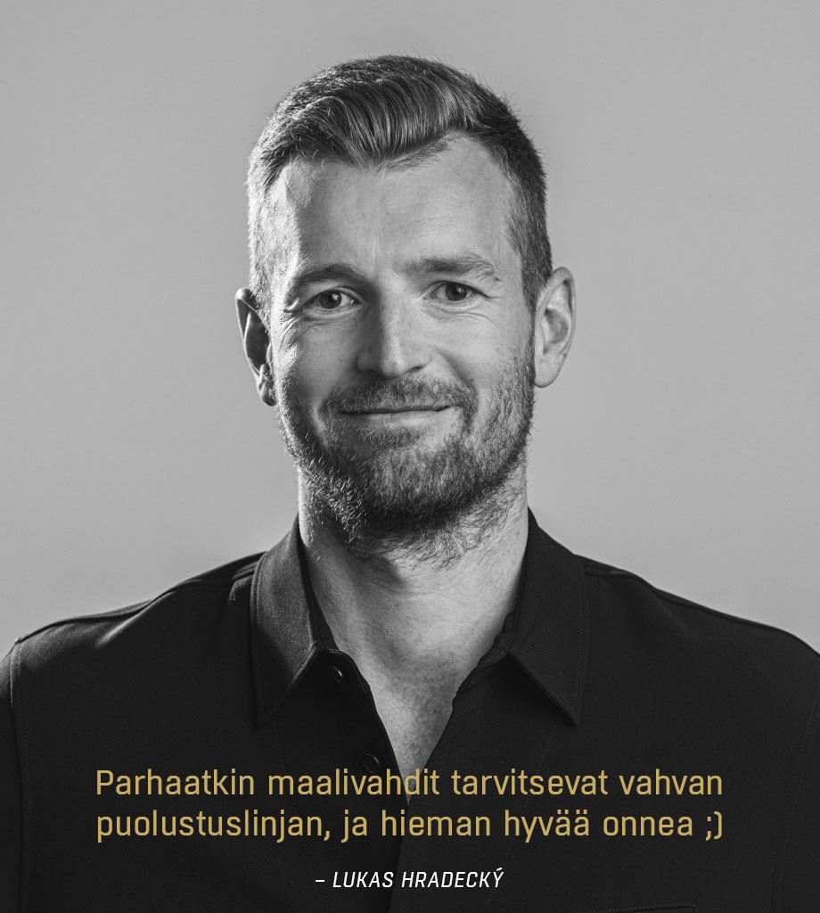 Parhaatkin maalivahdit tarvitsevat vahvan puolustuslinjan, ja hieman hyvää onnea, Lukas Hradecký.