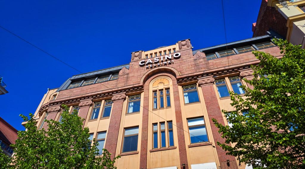 Casino Helsingin julkisivu kesäisenä päivänä.