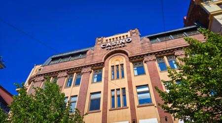 Casino Helsingin julkisivu kesäisenä päivänä.