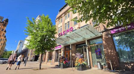 Casino Helsingin julkisivu kesän aurinkoisena päivänä.